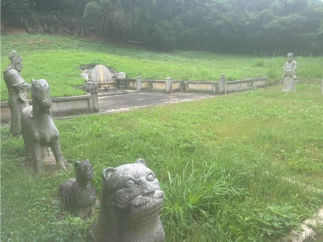 圖為國定古蹟鄭用錫墓前石像遭竊前照片。（新竹市政府提供／王惠慧新竹傳真）