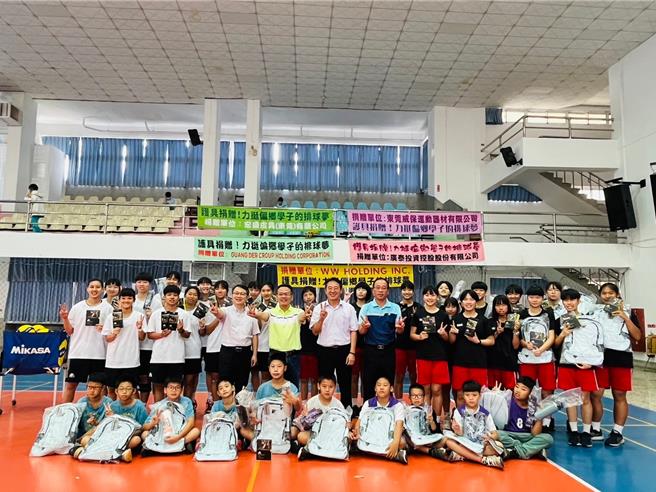 北港镇「镇球」排球战绩猛，县议员蔡岳儒（第二排穿黄色上衣者）媒合企业4度赞助护具给北辰国小、建国国中、北港高中球员们。（周丽兰摄）