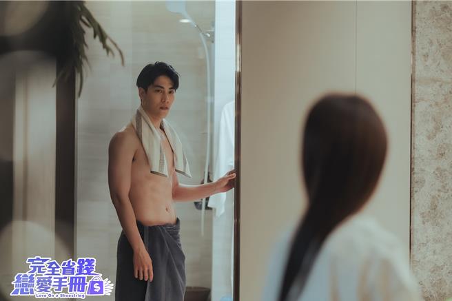 林子闳（左）为戏健身，大方秀出好身材。（TVBS提供）