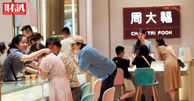 黄金价格屡创新高，市场看好仍有上行空间；专家提醒，金价短线有过热迹象，投资人若有意参与行情，应留意美元指数、美债殖利率变化，再行布局。图/财讯提供)