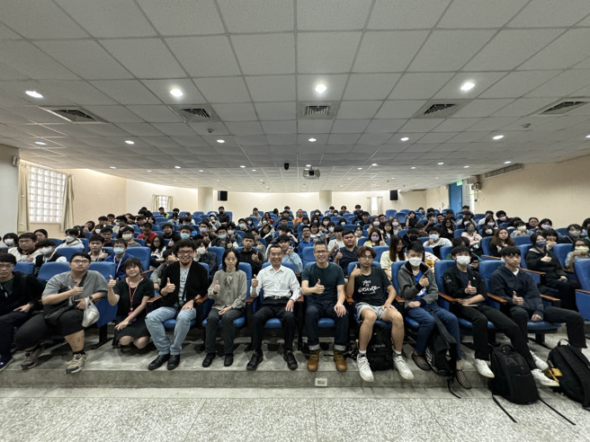 现场聆听演讲的龙华师生合影。（照片/龙华科技大学)