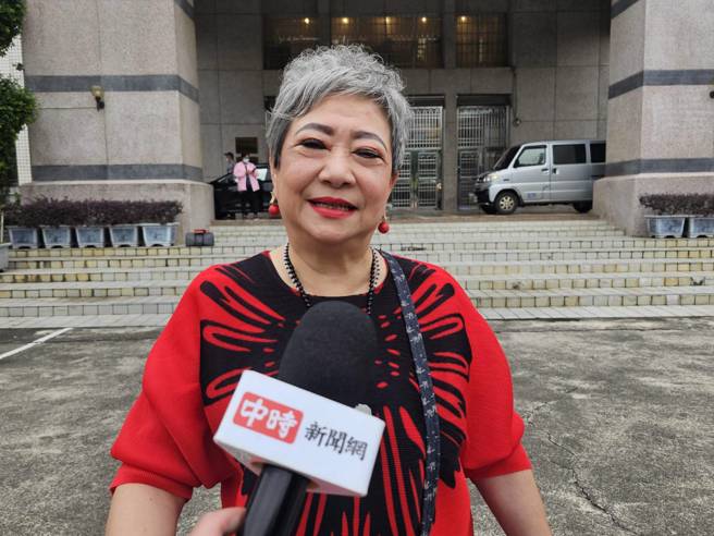 资深艺人吴敏(鸟来嬷)向粉丝报平安「我还没死」。(游定刚拍摄)