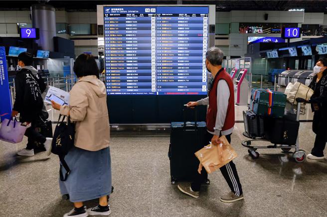 台湾是日本今年黄金周假期海外旅游热门地点之一。图为台湾桃园机场的旅客。（图／路透社）