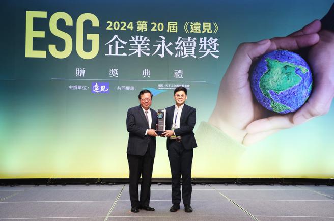 鈺祥企業董事暨副總經理莊士顯(右)代表接受行政院副院長鄭文燦(左)表揚。圖/業者提供