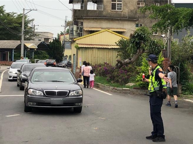 彰化警分局於彰化縣花壇鄉虎山巖金針花季期間實施交通管制措施，提醒民眾多加配合。（警方提供／孫英哲彰化傳真）