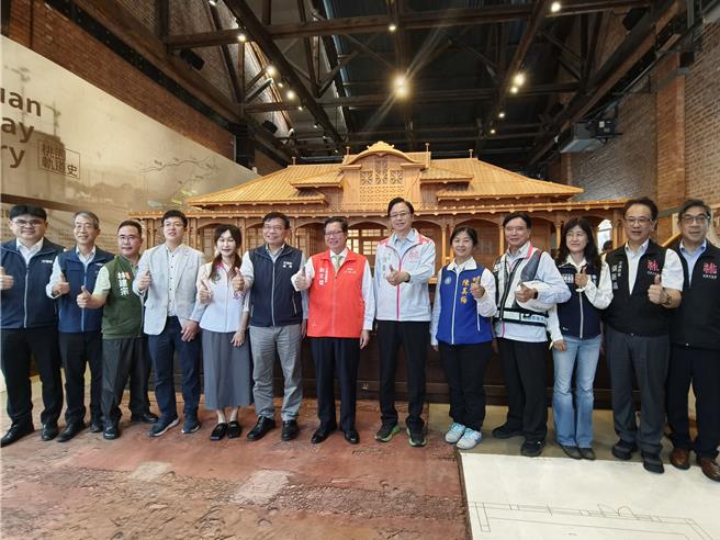 行政院副院長鄭文燦3日到桃園視察台鐵桃園站後站的廣一停車場計畫，允諾中央補助2.8億元。（賴佑維攝）