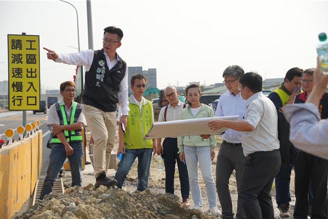 立委郭國文（左一）邀請國土署署長南下，會勘討論善化、西港、麻豆、官田區興建社會住宅的可能性。（郭國文服務處提供／寶智華台南傳真）