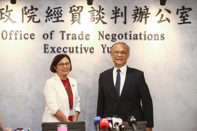 行政院经贸谈判办公室3日举行「臺美21世纪贸易倡议实体谈判会议后说明记者会」，政委邓振中（右）主持，经贸办公室副总谈判代表杨珍妮（左）出席。（邓博仁摄）