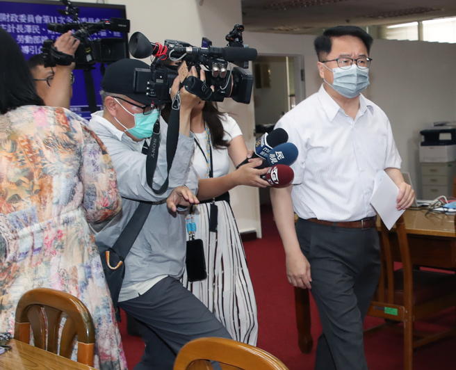 民进党立委吴秉叡（右）上月30日缺席议会却投出反对票，引发代投争议。（资料照，陈君玮摄）