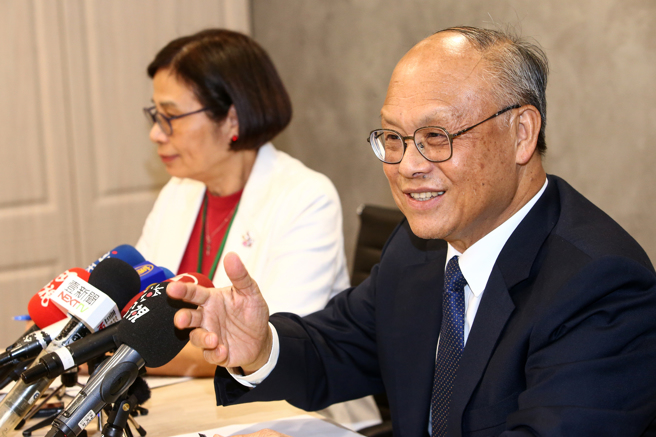 行政院经贸谈判办公室3日举行「臺美21世纪贸易倡议实体谈判会议后说明记者会」，政委邓振中（右）主持，经贸办公室副总谈判代表杨珍妮（左）出席。（邓博仁摄）