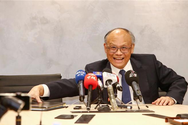 行政院政務委員鄧振中透露，本次談判過程中，我方非常強調，希望美國趕快核准台灣輸美國的加工肉品，還有鳳梨以及芒果，都是需要分散市場，都已經向美國提出申請，盼美方能加快程序。（鄧博仁攝）
