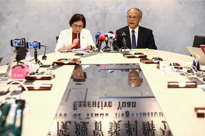 行政院經貿談判辦公室3日於經貿談判辦公室第一會議室舉行「臺美21世紀貿易倡議實體談判會議後說明記者會」，政委鄧振中（右）主持，經貿辦公室副總談判代表楊珍妮（左）出席。（鄧博仁攝）

