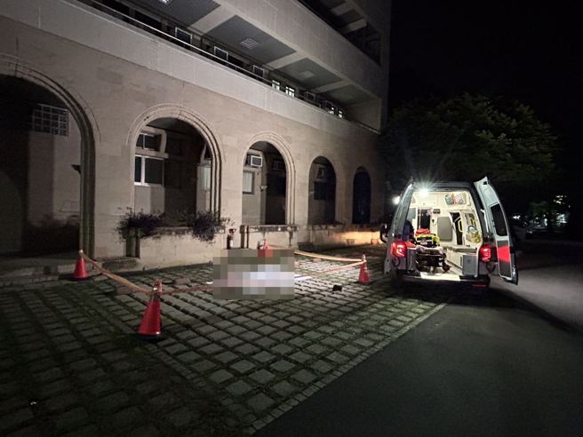 中興大學3日晚間驚傳墜樓身亡，24歲林姓男子躺臥地面，警消到場發現已明顯身亡，興大深夜回應，經查該男子並非興大學生。（民眾提供／陳淑芬台中傳真）