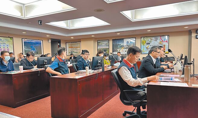 台湾智慧光网传输费争议未歇，北市资讯局2日赴议会专案报告。（丁上程摄）