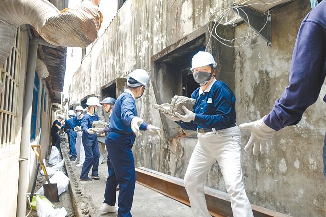 强震造成花莲县多处灾情，慈济基金会号召全台志工陆续到花莲各乡镇协助民宅修缮。（慈济基金会提供／王志伟花莲传真）