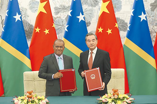 索罗门群岛选出新任总理马内列（左），将延续亲中路线。图为时任外长的马内列2019年访中国，在北京与中国外交部长王毅举行会谈。（中新社）