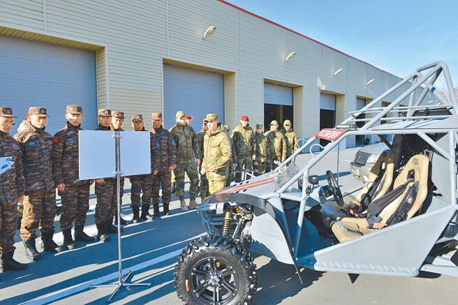 美国政府以「涉嫌支持俄罗斯军工、能源发展」为由，宣布对来自数十家企业的近300个目标实施制裁，其中20家为位于中国和香港的陆企。图为中俄官兵一同观摩武器装备展。（中新社）