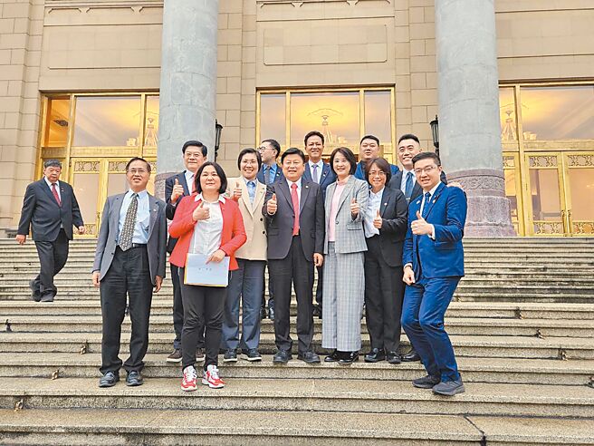 苗栗县立委邱镇军（后排右三）参加国民党立院党团赴大陆交流之旅，获得大陆中央高层官员同意重启陆客赴台旅游及农产销陆等利多。（邱镇军办公室提供／谢明俊苗栗传真）