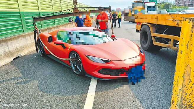 國道1號中山高速公路南向彰化路段，2日上午7點多發生1起自撞車禍，肇事車輛為法拉利油電超跑。（警方提供／孫英哲彰化傳真）