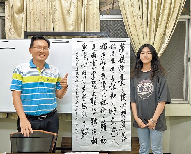 輔英科大五專護理科單嘉俞（右）與陳人豪（左）學習書法，讓她在繁忙生活和課業中找到一片寧靜。（輔英科大提供／洪靖宜高雄傳真）