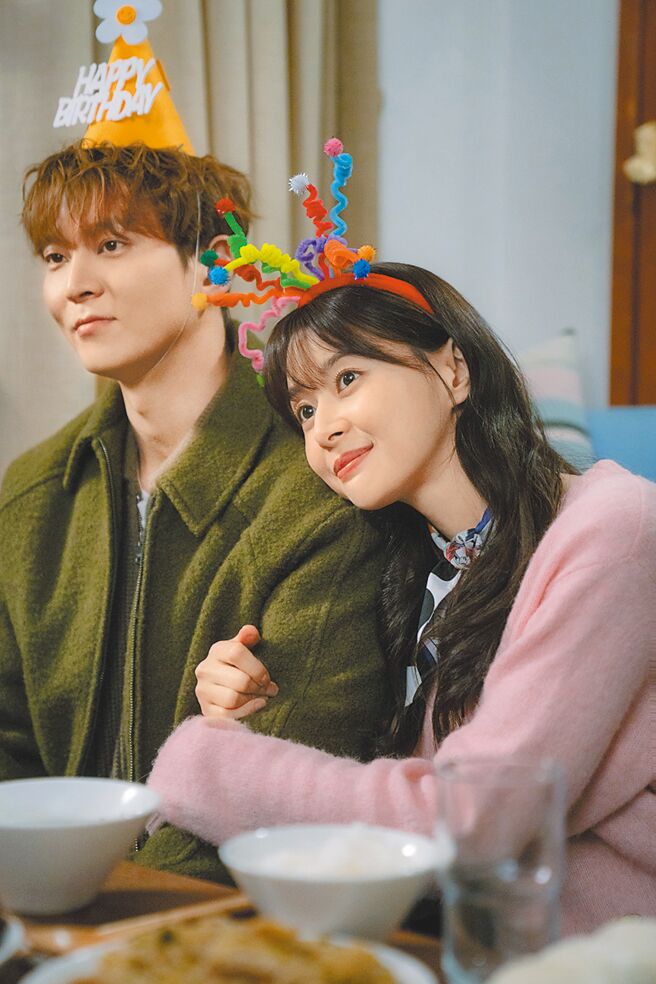 周元（左）和权娜拉分享《夜限照相馆》拍摄秘辛。（friDay影音提供）