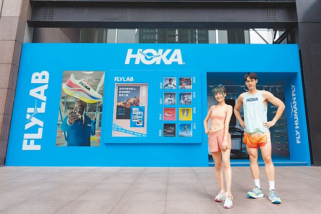 運動品牌HOKA近期發布一系列顛覆既有框架的科技跑鞋，為協助跑者選出專屬命定鞋款，5日前打造「FlyLab跑步機器實驗室」（見圖）快閃信義A11南大門廣場。（HOKA提供）