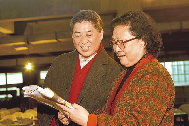 白先勇（左）為青春版《牡丹亭》特別邀請張繼青收徒指導。（聯合文學提供）