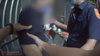 孝顺还是不孝？提前回家过母亲节 男身背2条通被警活逮