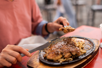 吃雞腿便當咬到菸蒂！男崩潰想吐 牛排店道歉了