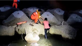 婦人冒險跨越欄杆撿東西 不慎摔落東石漁人碼頭