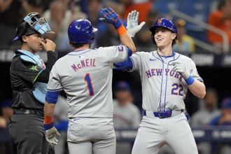 影》飛哪兒去了？光芒外野手「抬頭站定位」等不到球