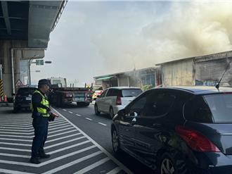 废纸回收场窜浓烟 对面就是百货公司 警动员疏导交通