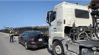 台東砂石車疑煞車不及 保時捷、BMW停紅燈慘遭追尾