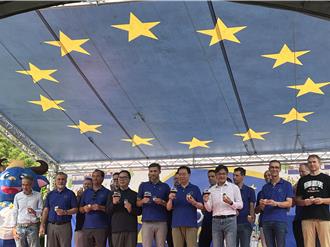 外長任內最後一次參加歐洲節   吳釗燮終如願拿到活動上衣