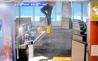 畫面曝光！桃機二航廈天花板突掉落 工人垂掛半空嚇壞旅客