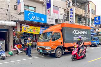交通違規嚴重！ 屏東警龍泉市場周邊整頓連開10單