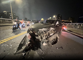 北市成美橋嚴重車禍 3車對撞1男3女送醫