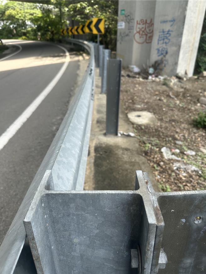 林姓竊嫌不顧用路人安全，在5月1日晚間10點左右，偷拆彰化市中彰路便道國道三號高速公路橋下公用道路護欄，嚴重影響公共安全。（民眾提供／葉靜美彰化傳真）