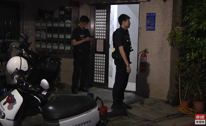 北市信义区有女子陈尸屋内，且塑胶袋套头，初估死亡逾2周。（图／翻摄自直播画面）