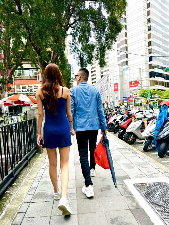 女儿快跟爸爸王世均一样高。（图／王世均脸书）