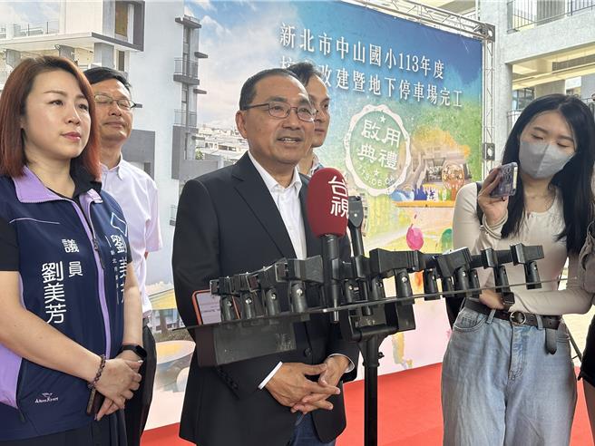 侯友宜今上午出席板桥区中山国小校舍改建启用典礼及建校66年校庆运动会，会后他被问及是否受邀参加520总统就职典礼，侯友宜说即使无法出席，仍会给予祝福。（高钧麟摄）