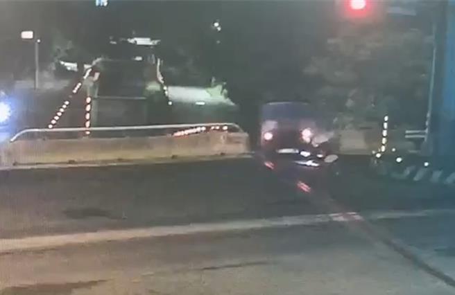 17岁陈姓男子酒驾骑机车载14岁林姓女子，与小货车发生车祸，2人送医后伤重不治。（翻摄画面）