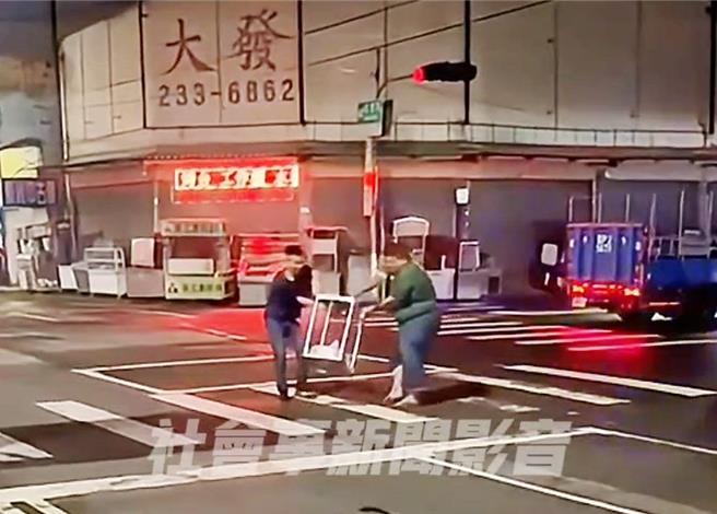 2名男子手持鐵架在斑馬線上不停搖晃、轉圈，狀似「扶鑾問事」。（取自「社會事新聞影音」∕呂妍庭嘉義傳真）
