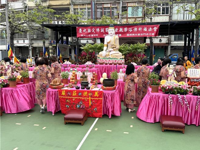 佛光山金莲净苑为庆祝2024国定佛诞节暨母亲节，今日上午于金湖镇新市里篮球场盛大举办浴佛祈福活动。(于家麒摄)