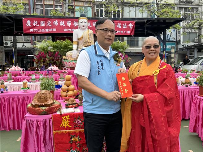 金门县副县长李文良(左)代表县府致赠炉敬金，与大家一起发愿一起行三好。(于家麒摄)