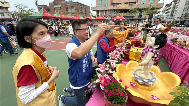 「浴佛」是藉外在的佛来涤洗内在的佛，佛主要是在净浴人心，藉助浴佛的时候洗净，以期能与佛心相应。(于家麒摄)