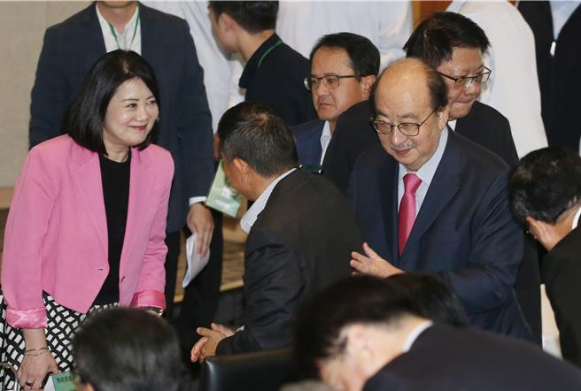 为何跟卓荣泰在便利商店喝咖啡 林德训这样回。（姚志平摄）