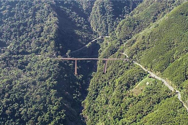 縣道122線43.5K改善工程，配合現況地形截彎取直，並新闢長約235公尺的橋梁示意圖，因施工有困難性已流標6次。（張益生提供／羅浚濱新竹傳真）