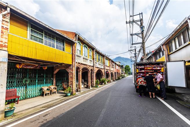 縣議員張益生指122線竹東上坪段拓寬被中央上「緊箍咒」，需做全國性環評，要求縣府與中央直球對決「解咒」。（羅浚濱攝）