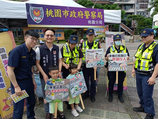 桃園警分局落實執行警政署「新世代打擊詐欺策略行動綱領識詐1.5」宣導工作。（桃園分局提供）